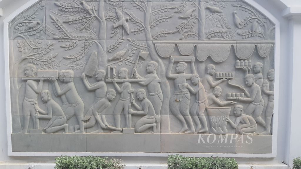 Relief di Museum Sosoro Phnom Penh, Kamboja, yang menggambarkan pesta pangan rakyat, pada Kamis (11/5/2023). Relief di Kamboja memiliki rasa serupa dengan relief candi di Jawa.