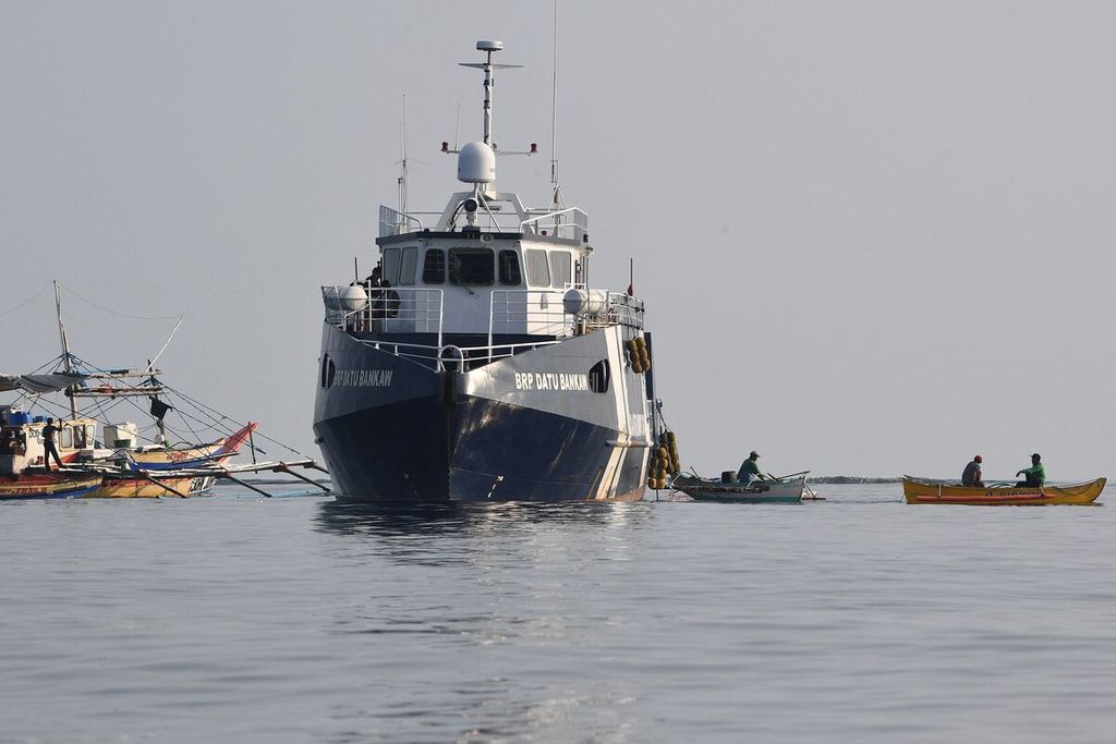 Kapal Biro Perikanan dan Sumber Daya Maritim Filipina, Datu Bankaw membuang sauh di dekat kapal - kapal nelayan Filipina yang mencari ikan di perairan gugus karang Scarborouh yang diduduki China sejak tahun 2012 dari Filipina. 
