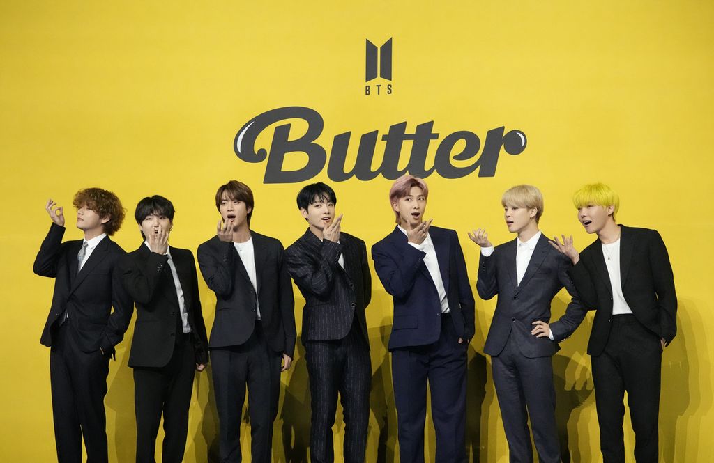 Para anggota kelompok musik pop BTS, yaitu (dari kiri ke kanan) V, Suga, Jin, Jung Kook, RM, Jimin, dan J-hope, berfoto bersama menjelang konferensi pers untuk memperkenalkan album tunggal mereka,<i> Butter</i>, di Seoul, Korea Selatan, 21 Mei 2022. 