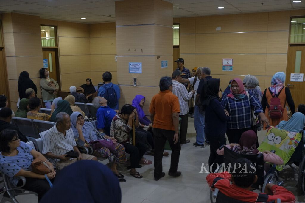 Warga yang mengikuti program JKN-KIS sedang antre di Rumah Sakit Umum Kota Tangerang Selatan, Banten (12/11/2019). Antrean yang panjang dan lamanya waktu tunggu masih banyak dikeluhkan warga dalam pelayanan JKN-KIS.