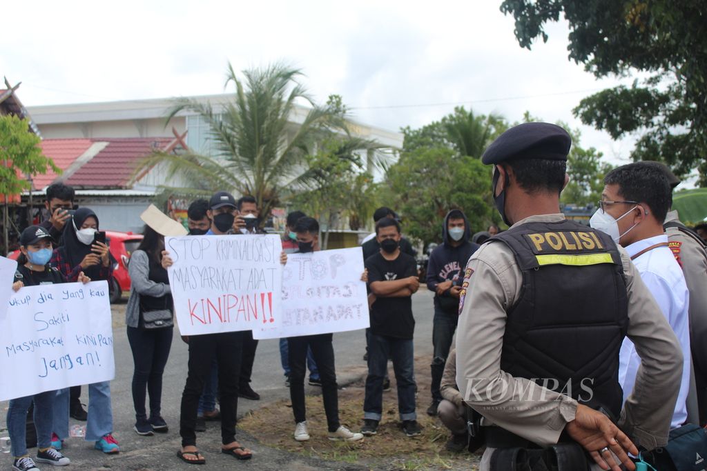 Sejumlah mahasiswa yang tergabung dalam Gerakan Solidaritas Aksi untuk Kinipan meminta pengadilan memutus bebas Kepala Desa Kinipan Willem Hengki yang terseret kasus korupsi jalan usaha tani, pada Senin (7/2/2022).
