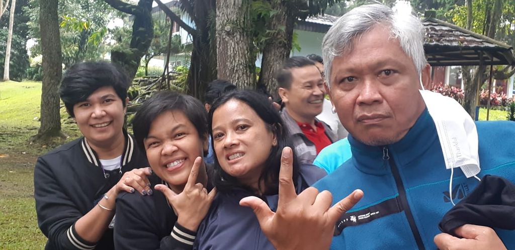 Laraswati Ariadne Anwar (paling kiri), bersama rekan-rekan di Desk Internasional, Luki Aulia, Francisca Romana, dan Josie Susilo, dalam suatu acara redaksi di Puncak, Bogor, Februari 2023.