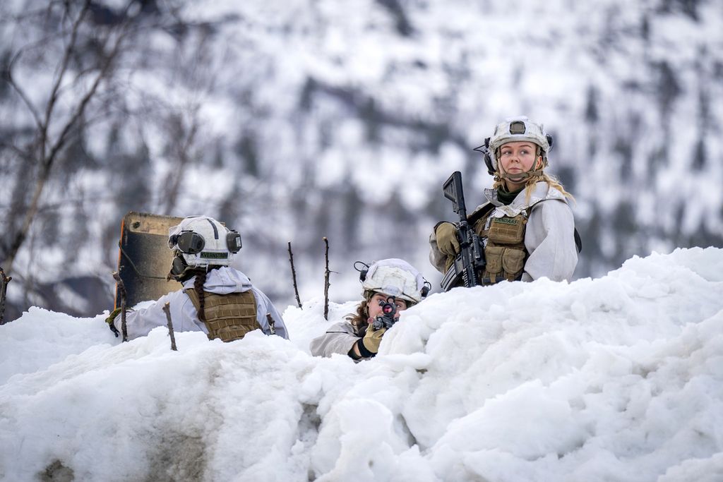 Sejumlah anggota Angkatan Bersenjata Norwegia ikut ambil bagian dalam latihan gabungan NATO Nordic Response yang berlangsung di luar Alta, Norwegia, Kamis (7/3/2024). 