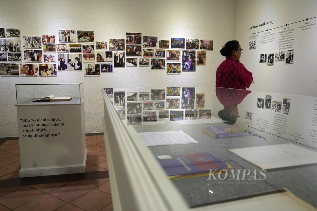 Tamu undangan mengamati lini masa dalam Pameran Arsip Toeti Heraty: Aku dalam Budaya di Galeri Cemara 6, Jakarta Pusat, Kamis (13/10/2024). 