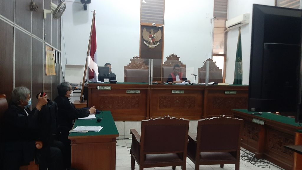 Suasana sidang praperadilan di Pengadilan Negeri Jakarta Selatan yang dipimpin hakim tunggal Alimin Ribut Sujono (kanan), Senin (12/7/2023).