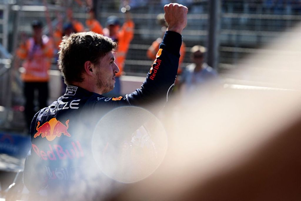 Pebalap Red Bull, Max Verstappen, merayakan keberhasilannya meraih <i>pole position</i> seusai sesi kualifikasi Formula 1 seri Belanda di Sirkuit Zandvoort, Sabtu (3/9/2022).