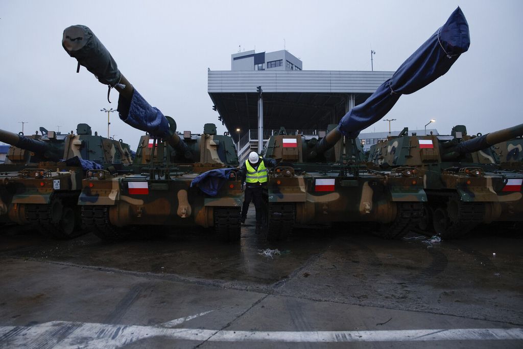 Seorang pekerja memeriksa Howitzer Korea Selatan, Thunder K9, di pelabuhan Angkatan Laut Polandia di Gdynia, Polandia, 6 Desember 2022. Polandia membeli sejumlah persenjataan dari Korsel dan dikirim ke Ukraina.