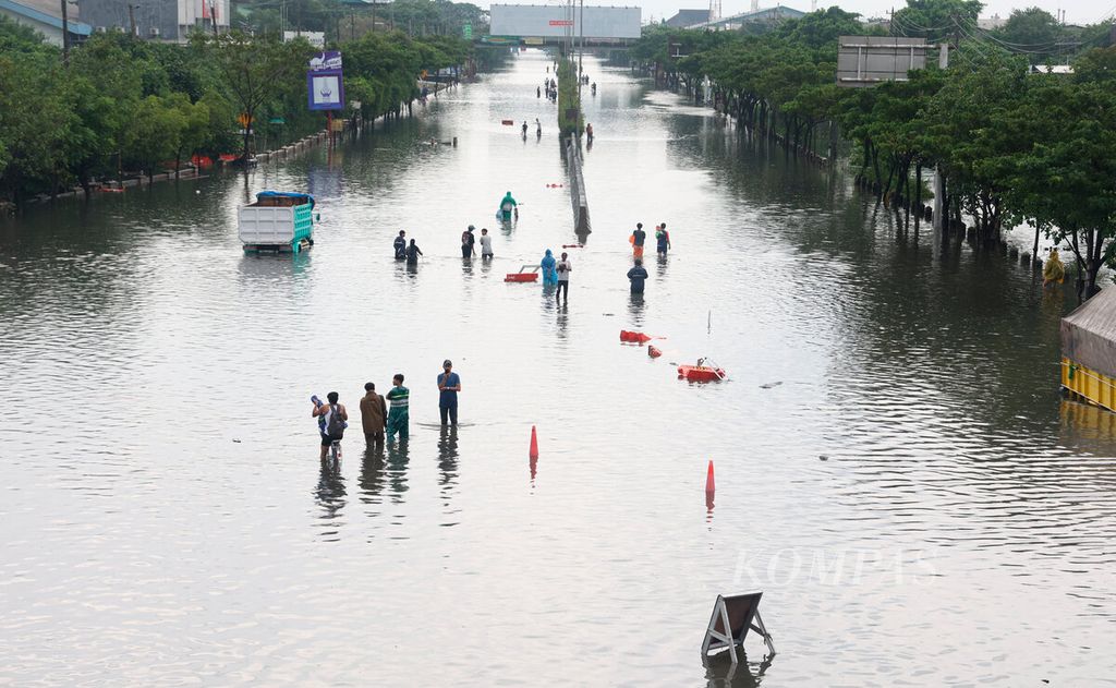 Banjir menggenangi jalur pantura sehingga tidak dapat dilalui kendaraan di Kaligawe, Kota Semarang, Jawa Tengah, Kamis (14/3/2024). Cuaca buruk dalam beberapa hari ini menyebabkan banjir hingga melumpuhkan fasilitas publik dan menggenangi permukiman warga.  