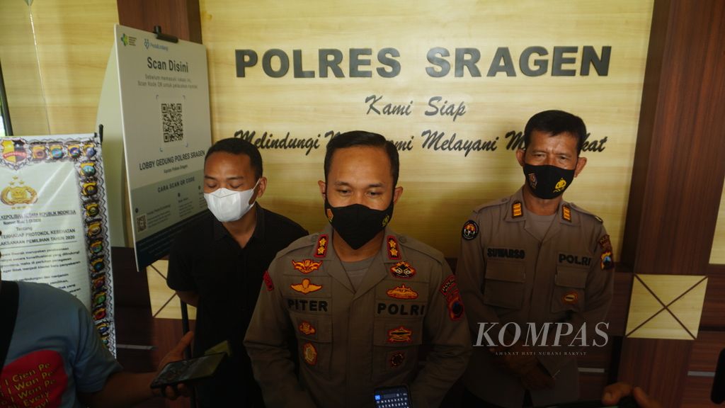 Kepala Polres Sragen AKBP Piter Yanottama (tengah) memberikan keterangan soal penanganan kasus dugaan pemerkosaan bocah berusia sembilan tahun di Kabupaten Sragen, Jawa Tengah, Sabtu (21/5/2022).