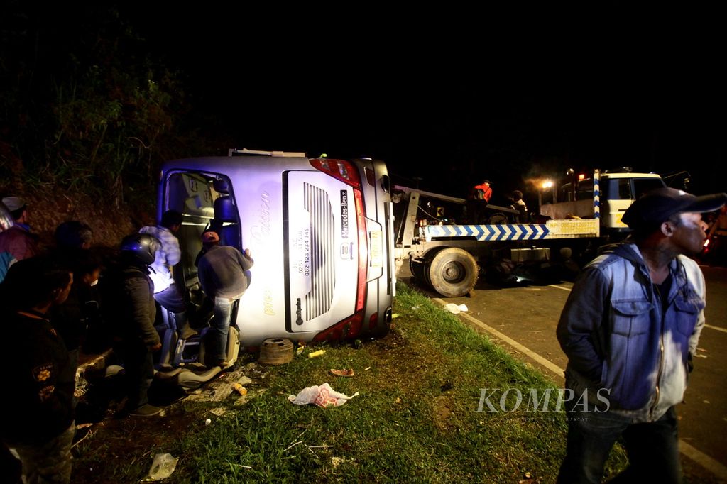Bus pariwisata bernomor polisi F 7959 AA yang bermuatan rombongan wisatawan dari Ciputat, Jakarta Selatan, mengalami kecelakaan di Jalur Tanjakan Emen, Ciater, Subang, Jawa Barat, Sabtu (10/2/2018). Kecelakaan yang terjadi sekitar pukul 17.00 ini mengakibatkan 16 korban meninggal. Sebagian penumpang bus yang mengalami luka-luka dirawat di Rumah Sakit Umum Daerah Subang.