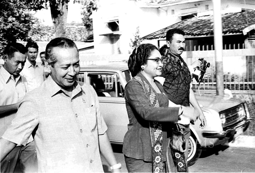 Presiden Soeharto dan Ibu Tien menuju tempat pemungutan suara pada Pemilu 1971 pada 5 Juli 1971. Presiden Soeharto dan Ibu Tien berjalan menuju TPS Jalan Cendana, Senin. Dalam foto itu, tampak pula Eddie Nalapraya (sebelah kiri Bu Tien) dan Solihin GP (belakang Presiden Soeharto). 