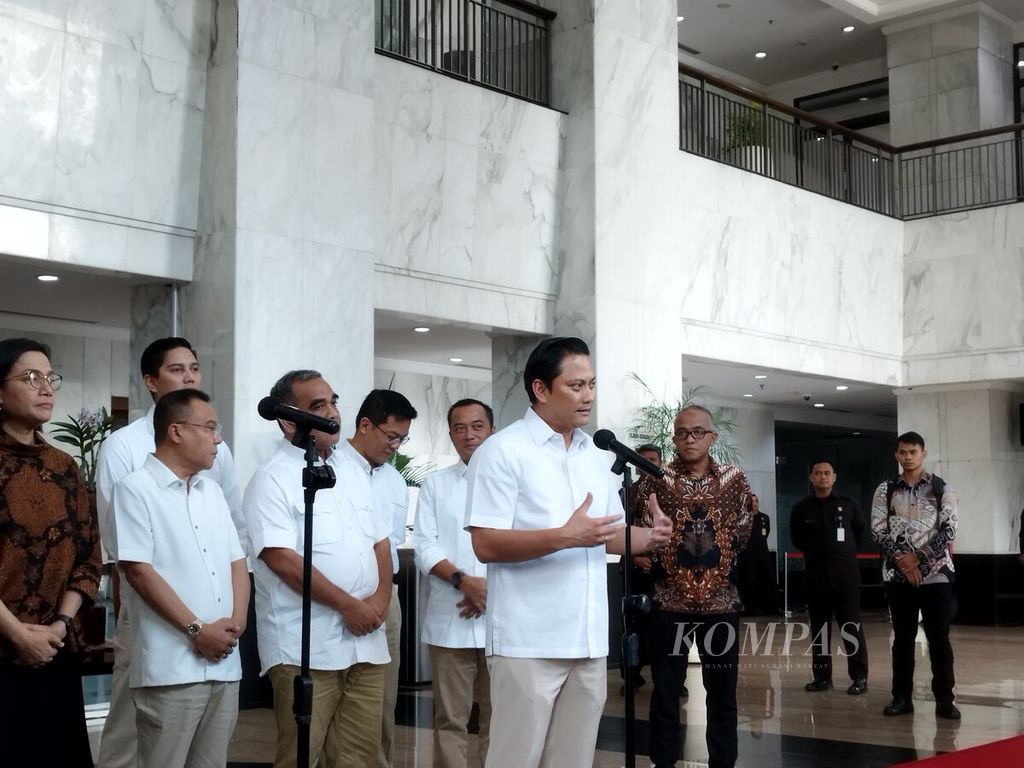 Bidang Ekonomi Keuangan Tim Gugus Tugas Sinkronisasi Prabowo-Gibran, Thomas Djiwandono, memberikan keterangan kepada awak media di Kantor Pusat Kementerian Keuangan di Jakarta, Jumat (31/5/2024).