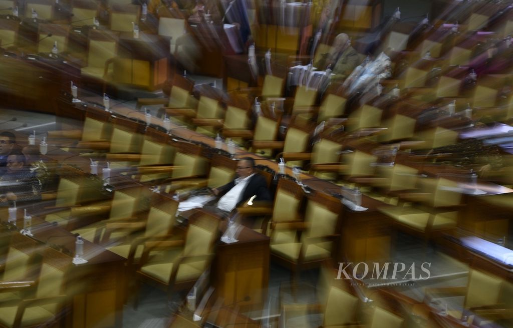 Sebagian besar kursi anggota DPR terlihat kosong saat berlangsung Sidang Paripurna Ke-4 DPR masa persidangan I tahun sidang 2019-2020 di Kompleks Parlemen, Senayan, Jakarta, Selasa (27/8/2019).   
