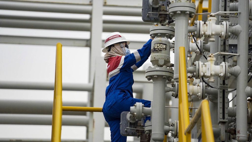 Pekerja beraktivitas di lapangan pengeboran minyak Sukowati di Tuban, Jawa Timur. Lapangan Sukowati bagian dari Zona 11 Regional Indonesia Timur Subholding Upstream Pertamina. 