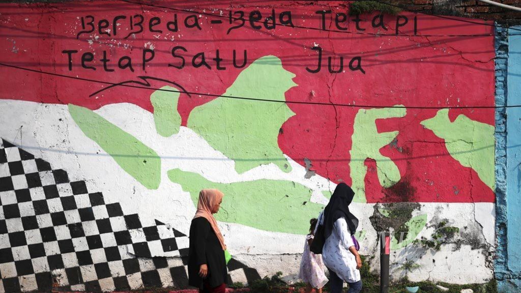 Mural dan grafiti bertema persatuan, keberagaman, dan ajakan menghormati perbedaan terlihat menghiasi tembok-tembok kota, seperti di Slipi, Jakarta, Jumat (3/5/2019). Selain sebagai hiasan kota, mural dan grafiti seperti ini menjadi sarana berekspresi sekaligus menyampaikan pesan-pesan kebangsaan.