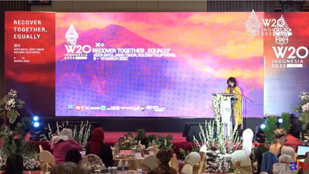 Tangkapan layar rapat pleno kedua W-20 Indonesia 2022 di Hotel Golden Tulip, Kota Batu, Jawa Timur, yang berlangsung secara hibrida, Selasa (8/3/2022) malam, dengan tema Recover Together, Equally.