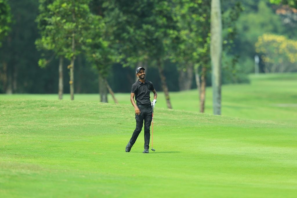 Pegolf India Rashid Khan memimpin klasemen sementara turnamen golf Mandiri Indonesia Open 2022 di Pondok Indah Golf Course, Jakarta, Sabtu (6/8/2022). Khan mencatat skor 14 di bawah par.