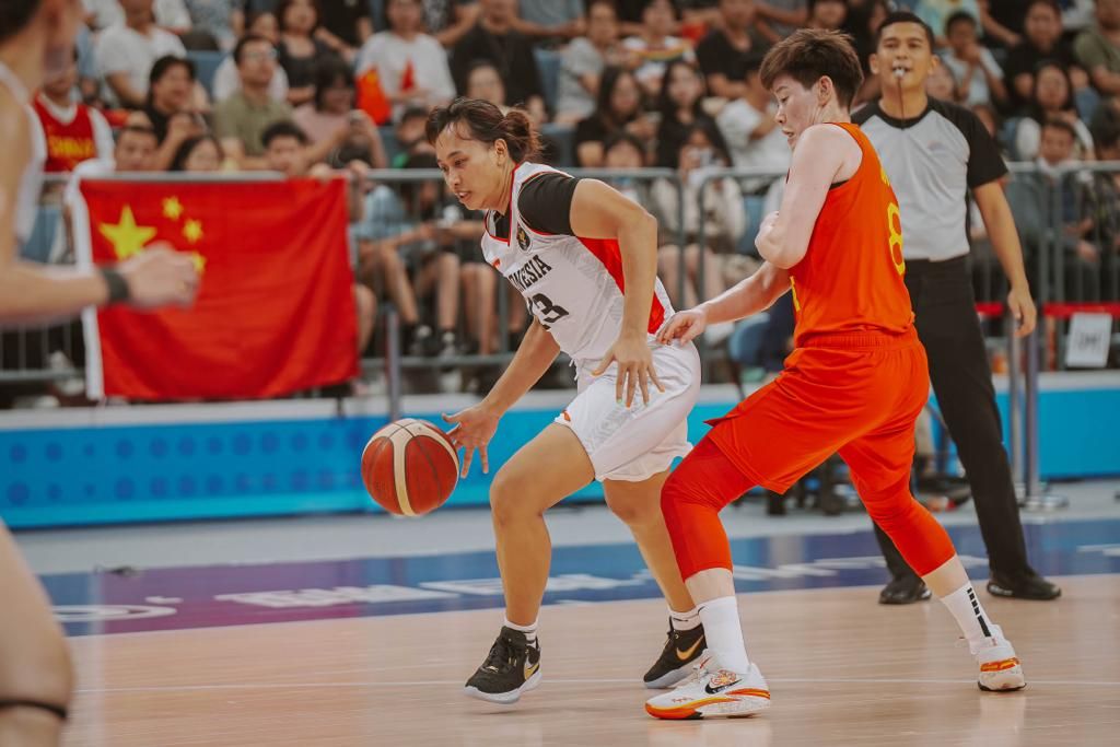 <i>Forward </i>timnas basket putri Indonesia, Yuni Anggraeni, menguasai bola dalam laga penyisihan Grup A Asian Games Hangzhou 2022 melawan China, di Shaoxing Olympic Sport Centre Gymnasium, Hangzhou, Jumat (29/9/2023).