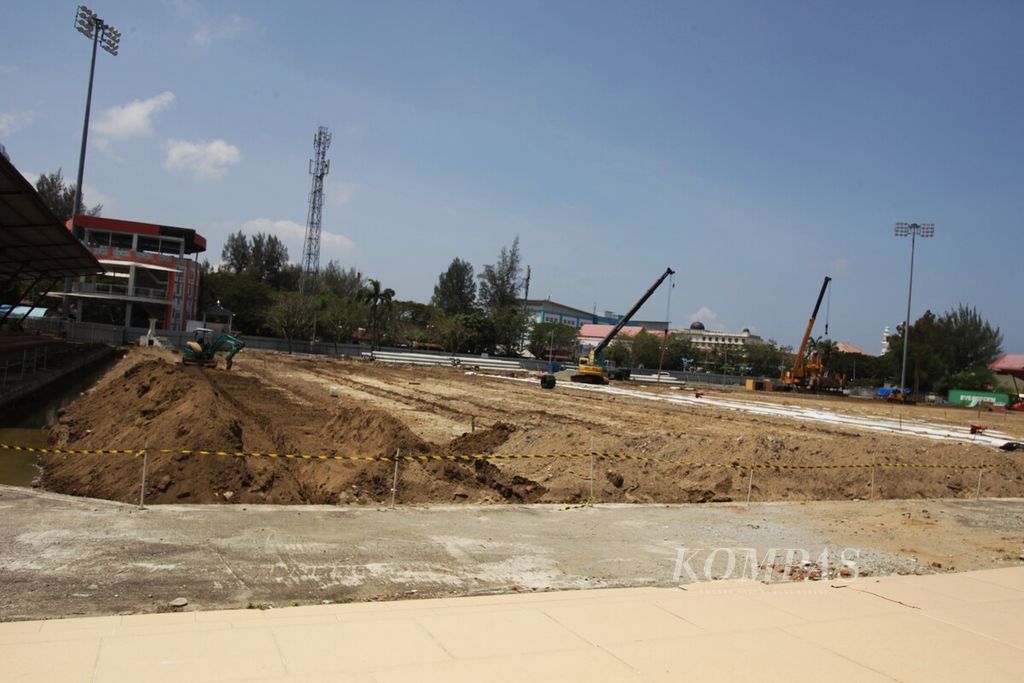 Proses renovasi skala besar Stadion Dimurthala, Kota Banda Aceh, Provinsi Aceh, Jumat (23/2/2024). Stadion ini akan digunakan untuk cabang olahraga sepak bola putra pada PON 2024. Biaya renovasi menggunakan APBN.