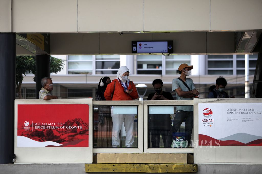 Calon penumpang menunggu kedatangan bus di Halte Transjakarta Gelora Bung Karno, Jakarta, Rabu (19/4/2023). 