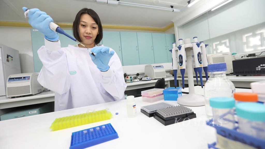 Peneliti melakukan riset di laboratorium Pusat Genom Nasional di Lembaga Biologi Molekuler Eijkman, Jakarta, Kamis (26/4/2018). 