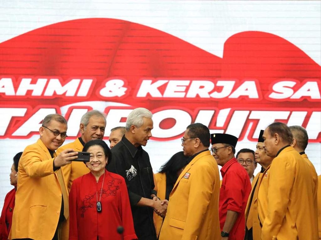 Ketua Umum PDI-P Megawati Soekarnoputri (dua dari kiri), bakal capres dari PDI-P Ganjar Pranowo (tiga dari kiri), Ketua Umum Partai Hanura Oesman Sapta Odang (dua dari kanan), serta sejumlah pengurus DPP PDI-P dan Hanura bercengkrama seusai peresmian kerja sama politik kedua partai dalam menghadapi Pemilu 2024. Peresmian kerja sama dilakukan di Kantor DPP PDI-P, Jakarta, Senin (28/8/2023).