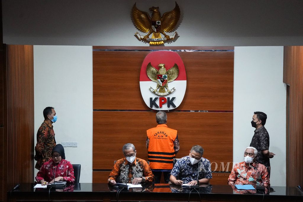 Hakim Agung Sudrajad Dimyati dengan mengenakan rompi tahanan diekspos di ruang konferensi pers di Komisi Pemberantasan Korupsi (KPK), Jakarta, Jumat (23/9/2022). 