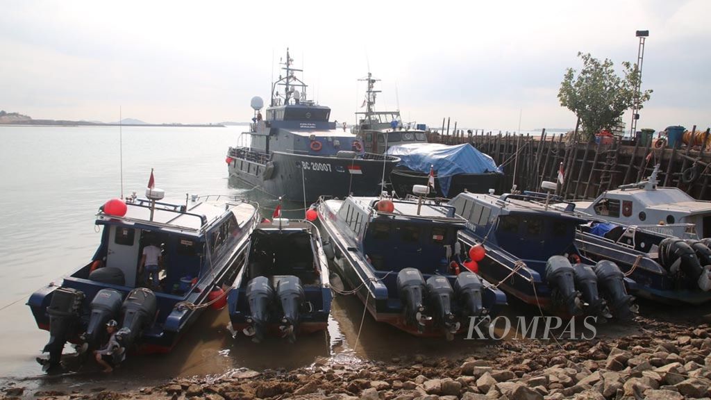 A number of fast patrol boats and speed boats belonging to Batam Type B Customs and Excise, Riau Islands, docked in the Sekupang Harbor area, Thursday (1/3/2018 ).