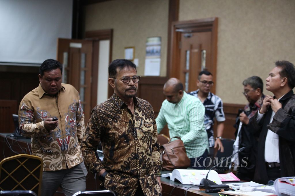Terdakwa mantan menteri pertanian, Syahrul Yasin Limpo, meninggalkan ruangan saat rehat sidang lanjutan kasus dugaan pemerasan dan penerimaan gratifikasi di Pengadilan Tipikor Jakarta, Senin (6/5/2024).  