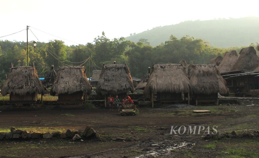 Suasana sore di Kampung Adat Wogo, Kecamatan Golewa, Kabupaten Ngada, Nusa Tenggara Timur, Rabu (22/6/2022). Di kampung tersebut terdapat lebih dari 30 rumah adat dengan material utama berbahan bambu, kayu, dan ijuk.