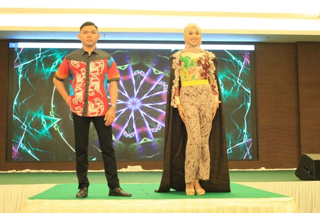 Batik Batam yang bermotif simbol-simbol kehidupan sehari-hari warga diperagakan di Johor Bahru Malaysia, Rabu (14/8/2019). Diharapkan hal itu bisa menarik minat wisatawan Malaysia datang berbelanja ke Batam.