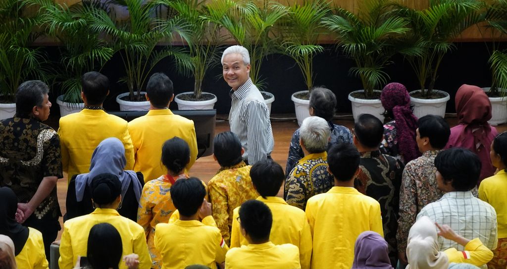 Bakal calon presiden Ganjar Pranowo berada di antara pengajar dan mahasiswa Universitas Indonesia ketika hadir sebagai pemateri kuliah umum kebangsaan dengan tema "Hendak ke Mana Indonesia Kita?" di Gedung Balai Serbaguna Purnomo Prawiro, Universitas Indonesia, Depok, Jawa Barat, Senin (18/9/2023).