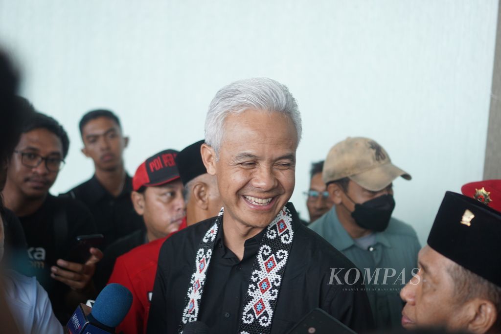 Calon presiden nomor urut 3 Ganjar Pranowo diwawancara saat berkunjung ke Kota Balikpapan, Kalimantan Timur, Selasa (5/12/2023). Ganjar berkunjung ke pasar, bertemu tim pemenangan di Kaltim, dan menemui sejumlah tokoh.