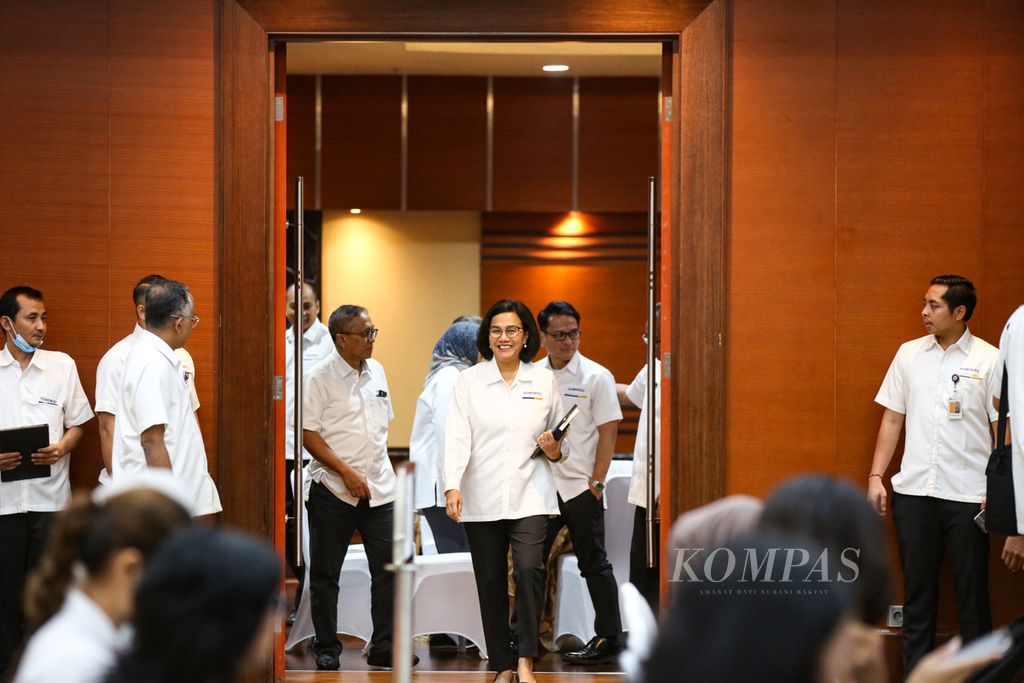 Menteri Keuangan Sri Mulyani Indrawati berjalan menuju ruang konferensi pers APBN Kita edisi Maret 2024 di Jakarta, Senin (25/3/2024).