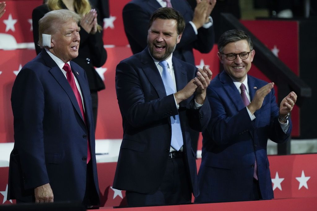 Kandidat wakil presiden dari Partai Republik, Senator JD Vance, R-Ohio, dan Ketua DPR Mike Johnson memuji calon presiden dari Partai Republik, mantan Presiden AS Donald Trump, selama Konvensi Nasional Partai Republik, Senin (15/7/2024).