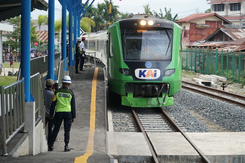 The Minangkabau Airport Express train from the Minangkabau International Airport Station in Padang Pariaman arrived at Pulau Aie Station, Pasa Gadang Village, South Padang Subdistrict, Padang City, West Sumatra, on Thursday (11/02/2021).