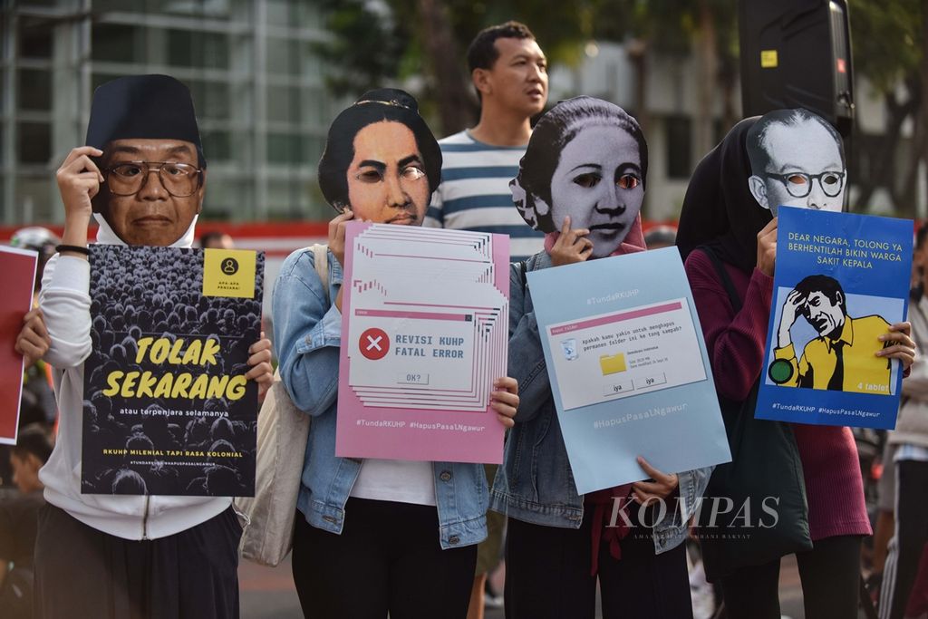 Para aktivis yang tergabung dalam Aliansi Masyarakat untuk Keadilan Demokrasi menggelar unjuk rasa di Bundaran Hotel Indonesia, Jakarta, Minggu (15/9/2019). Mereka mengajak masyarakat untuk menolak Rancangan Kitab Undang-undang Hukum Pidana (RKUHP) yang bisa meningkatkan potensi masyarakat tersandung kasus pidana.