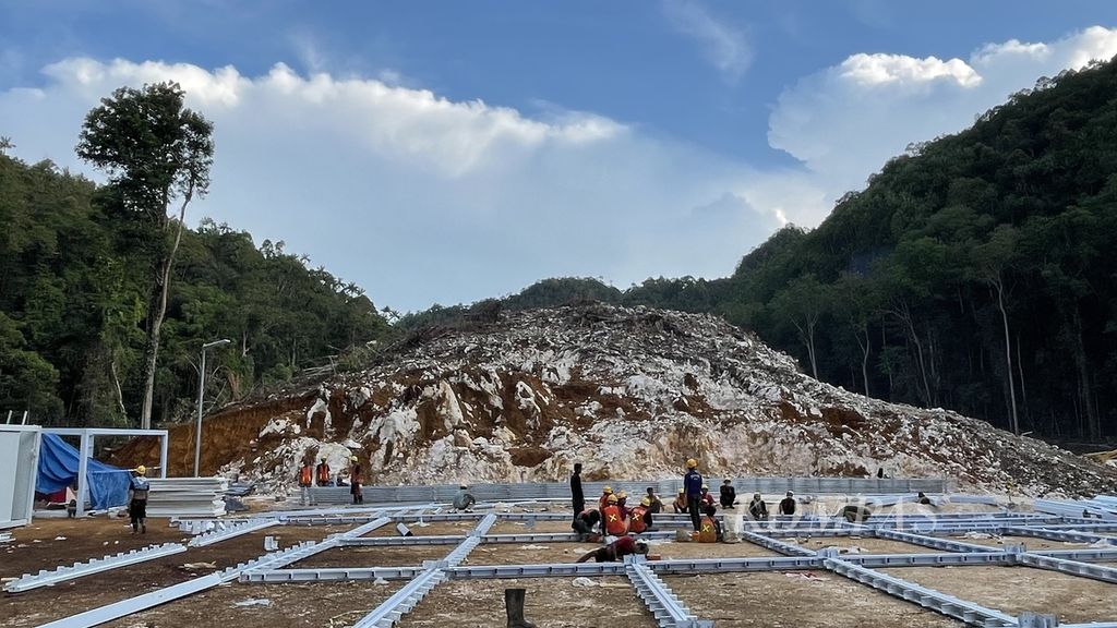 Aktivitas pengerjaan konstruksi awal di kawasan industri pupuk Fakfak di Distrik Arguni, Kabupaten Fakfak, Papua Barat, Sabtu (25/11/2023).
