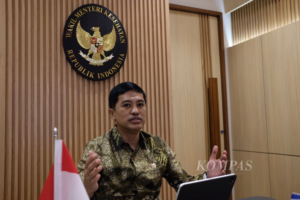 Wakil Menteri Kesehatan Dante Saksono Harbuwono saat dikunjungi di kantornya di Jakarta, Selasa (5/3/2024).