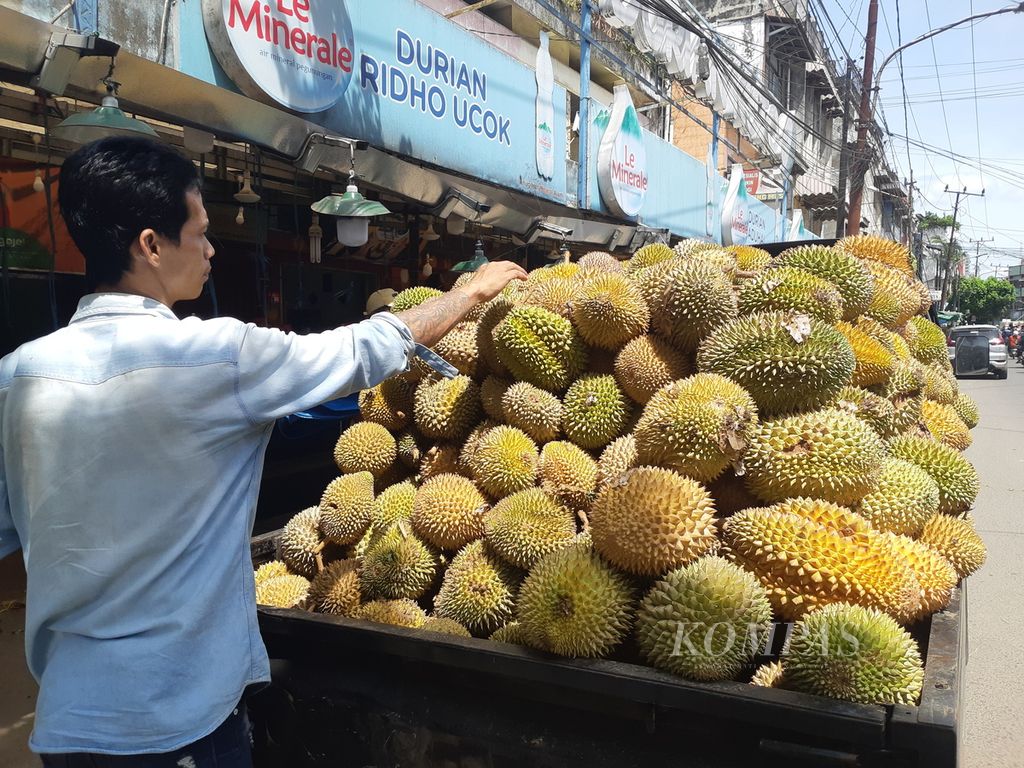 Ratusan buah durian dipajang di sebuah mobil bak terbuka yang menepi di kawasan Pasar Durian Kuto, Rabu (4/5/2022). Durian menjadi salah satu buah kegemaran warga Palembang dan pendatang.