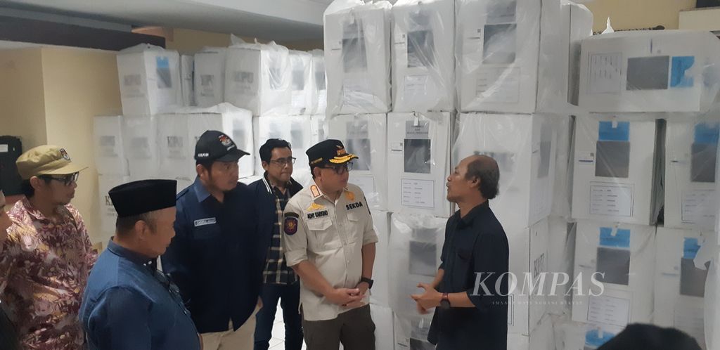 Pelaksana Harian Gubernur Jatim Adhy Karyono mengecek persiapan logistik Pemilu 2024 di Sidoarjo, Selasa (13/2/2024) 