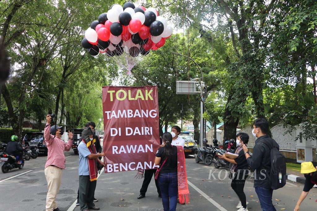Warga Kabupaten Dairi, Sumatera Utara, berunjuk rasa di depan kantor Konsulat Jenderal Republik Rakyat China di Medan, Rabu (24/8/2022).