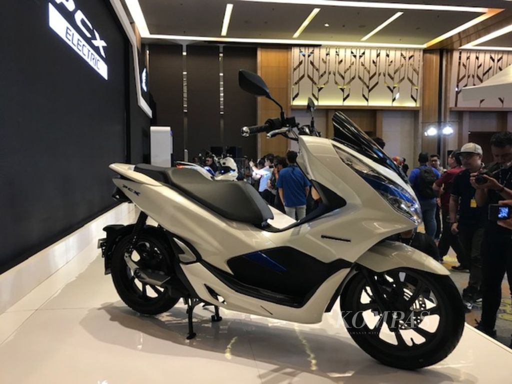 Astra Honda Motor, Kamis (31/1), meluncurkan skuter listrik pertamanya di Indonesia, Honda PCX Electric. Karena harga yang masih tinggi, AHM menawarkan model <i>leasing </i>B to B bagi para calon konsumen.