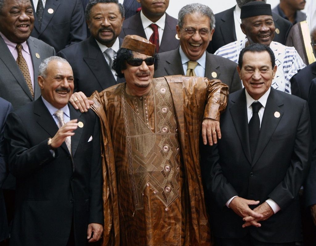 Foto tanggal 10 Oktober 2010 ini memperlihatkan (depan, dari kiri ke kanan) Presiden Yaman Ali Abdullah Saleh, Pemimpin Libya Moammar Khadafy, dan Presiden Mesir Hosni Mubarak, serta di belakang mereka para tokoh dan pemimpin Arab dan Afrika lainnya dalam pertemuan pemimpin Arab dan Afrika di Sirte, Libya. Saleh, Khadafy, dan Mubarak terguling dari kekuasaan mereka selama Musim Semi Arab. 
