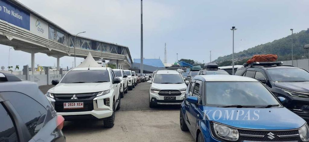 Memasuki arus mudik hari kedua, Kamis (4/4/2024), antrean kendaraan mulai terjadi di Pelabuhan, Merak, Banten, saat hendak menyeberang ke Pelabuhan Bakauheni, Lampung.
