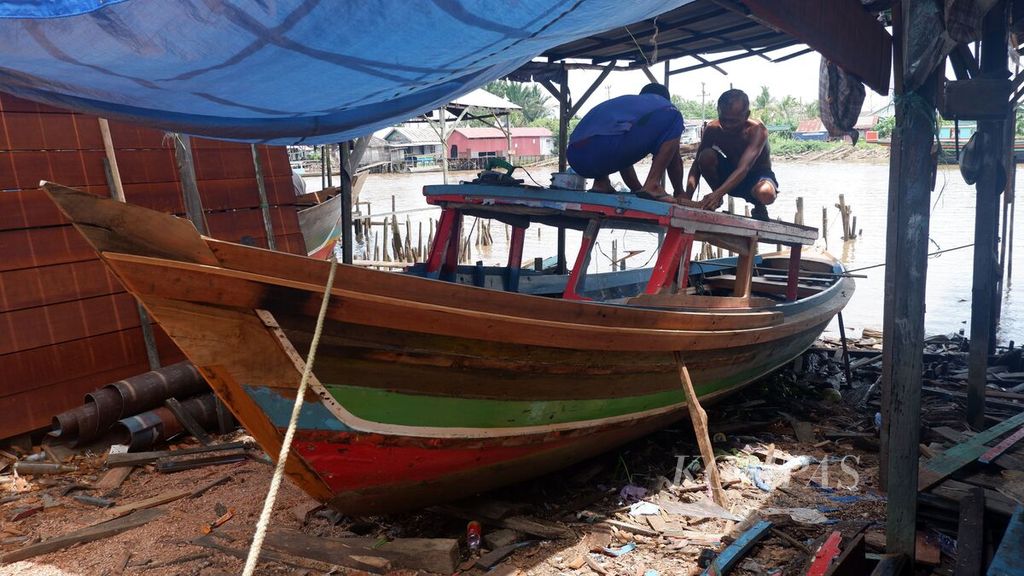 Warga memperbaiki perahu di salah satu galangan yang ada di Desa Pulau Sewangi, Kecamatan Alalak, Kabupaten Barito Kuala, Kalsel, Senin (23/10/2023). 