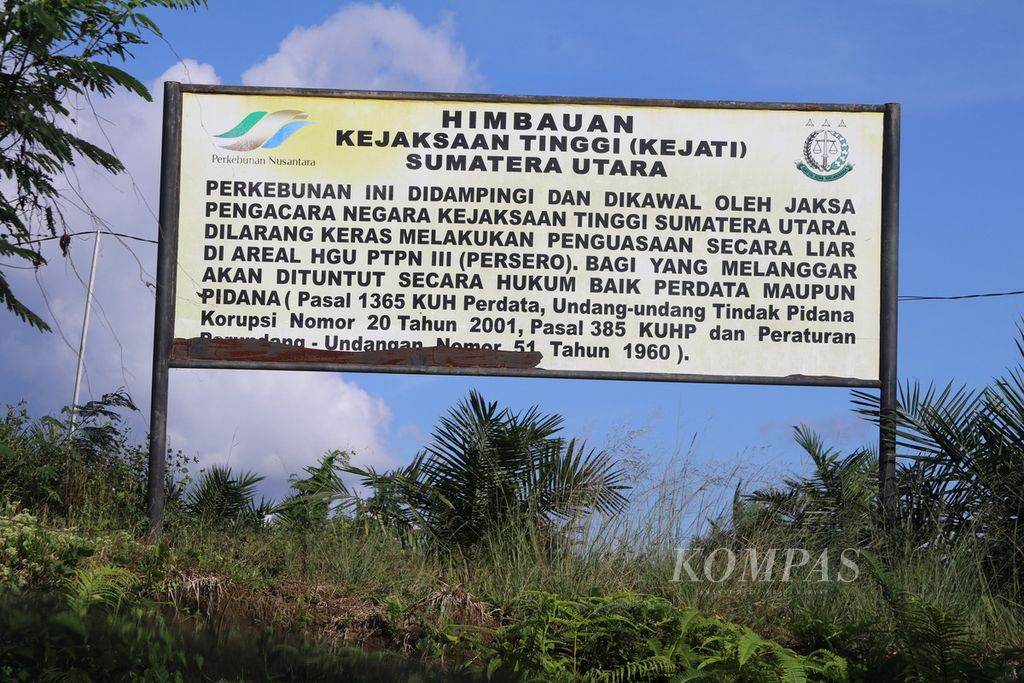 Aparat penegak hukum dan perusahaan memasang pengumuman di lahan perkebunan di Kelurahan Gurilla, Kecamatan Siantar Sitalasari, Kota Pematang Siantar, Sumatera Utara, Rabu (10/1/2024). 