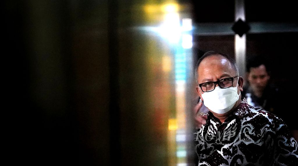 Sekretaris Jenderal Kementerian Pertanian Kasdi Subagyono berjalan keluar dari Gedung Merah Putih Komisi Pemberantasan Korupsi, Jakarta, setelah menjalani pemeriksaan, Selasa (10/10/2023). 