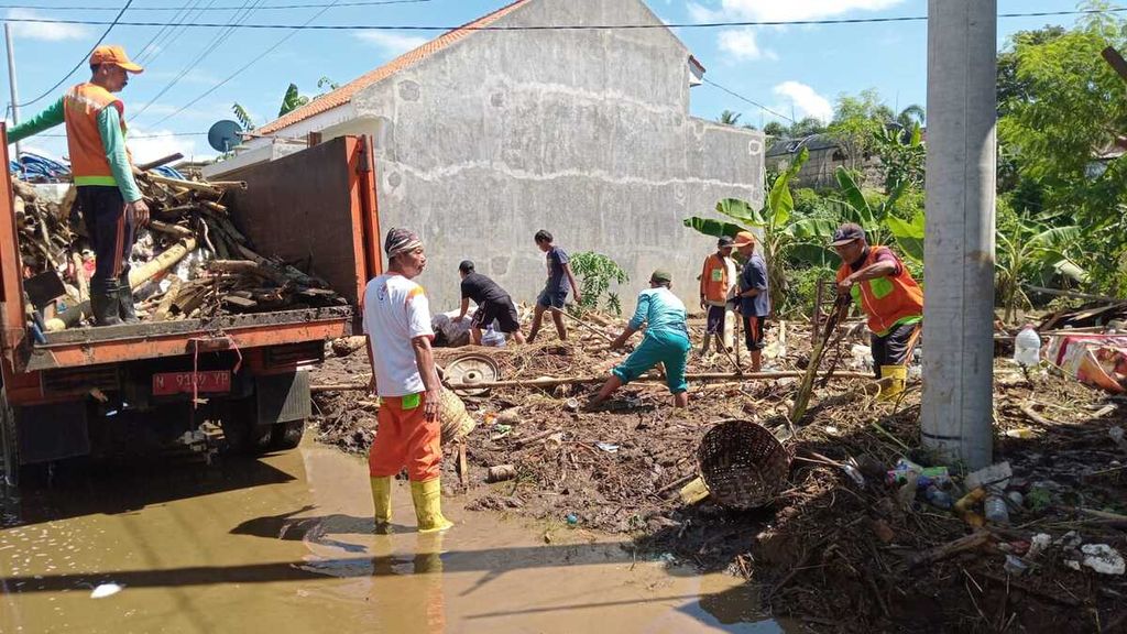 DPMPTSP URC Support Team for handling mud in Sekarputih Hamlet, Sumberejo, Lumajang, East Java.