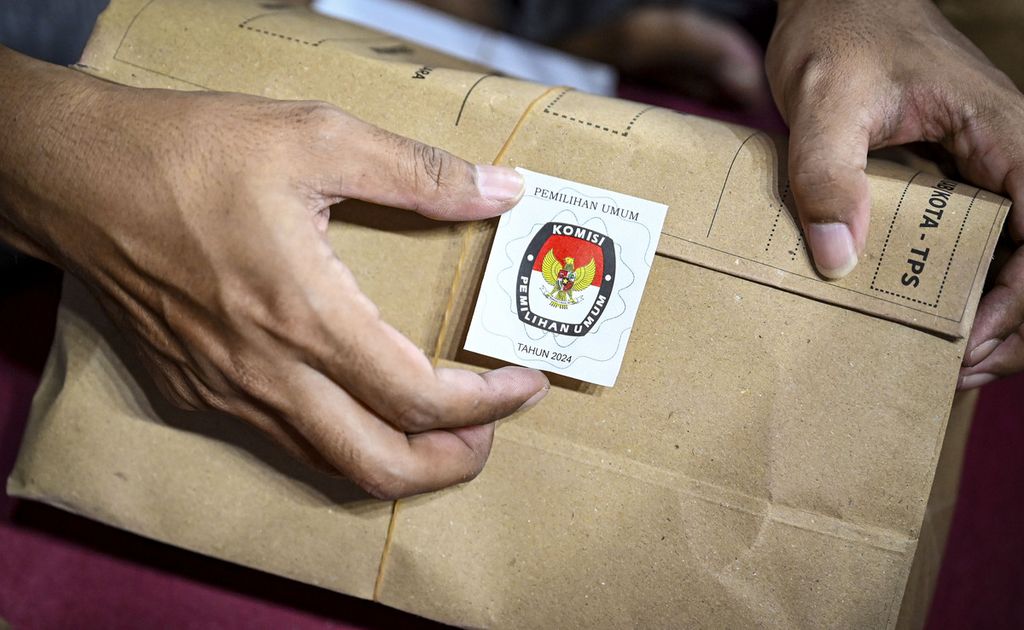 Petugas KPPS menyegel amplop berisi surat suara Pemilu 2024 di gudang logistik KPU Jakarta Pusat, GOR Cempaka Putih, Jakarta, Senin (5/2/2024). 